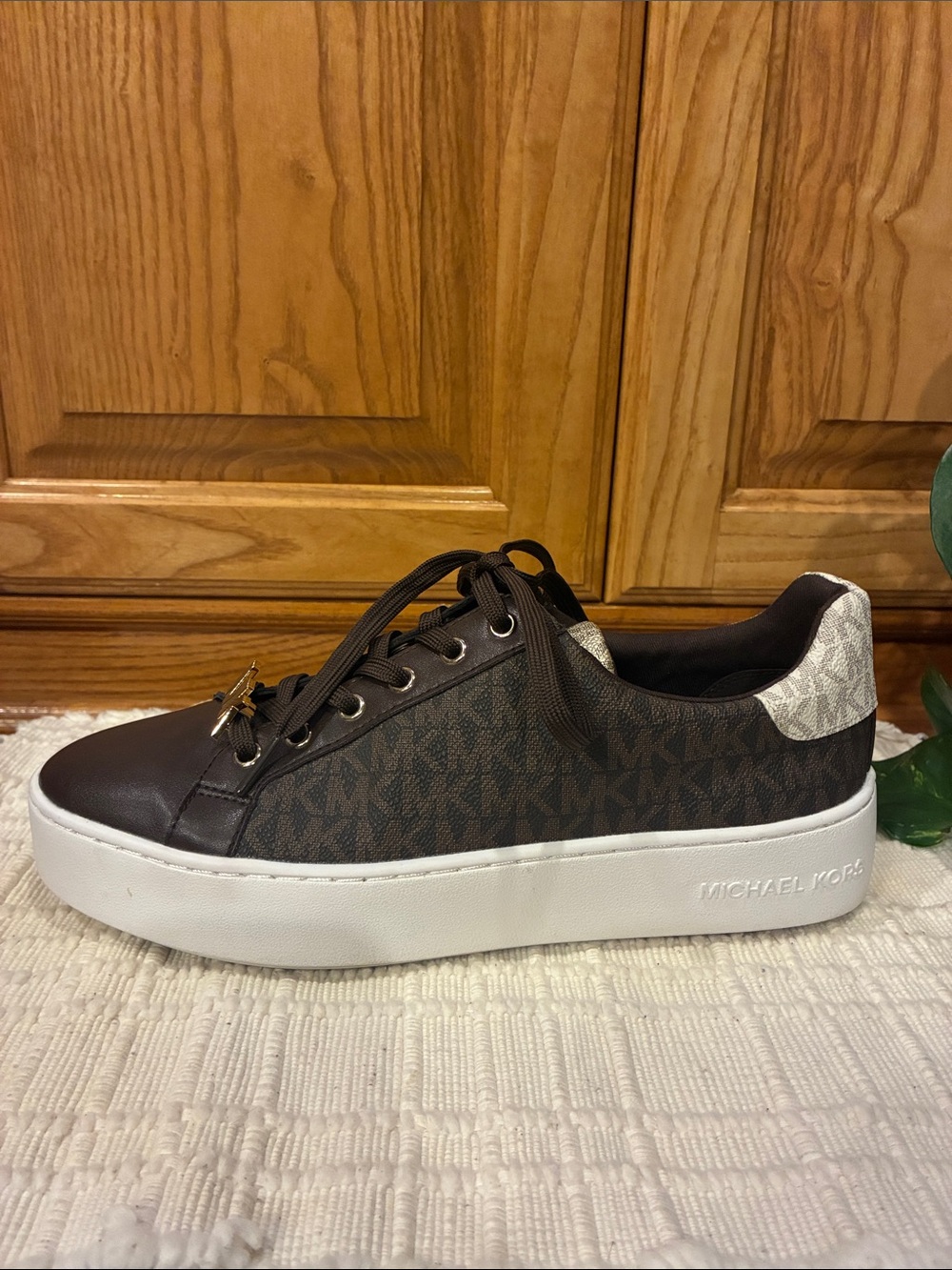 Size 9.5 MICHAEL Michael Kors Poppy Logo Platform Sneaker w/ Gold Accent (ABBA) - Picture 9 of 16